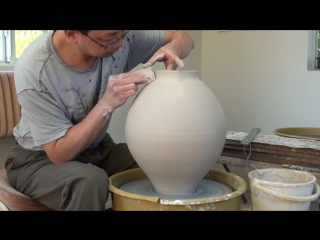 vase gudu de huaping ... master chuen lin and his bote de lunzi, literally the potter's wheel. porcelain vase production