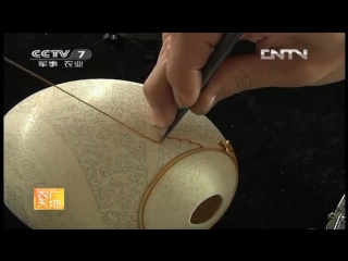 carving and cloisonne enamel on the shell of ostrich eggs are the stages of creativity.