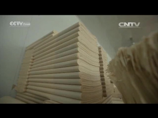 craftsmanship - turning sandalwood into paper (in russian, subtitles in direct speech).