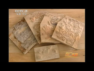 taokhuau crafts, or wood carving, for creating a matrix with which prints of new year's engravings are printed.