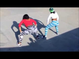 2 thick girls twerkin outside