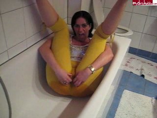 i peed in leggings and washed (video of the group vkontakte ru/club16555988)