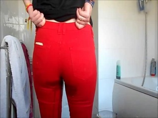 she wets her red jeans (amatur wetting)